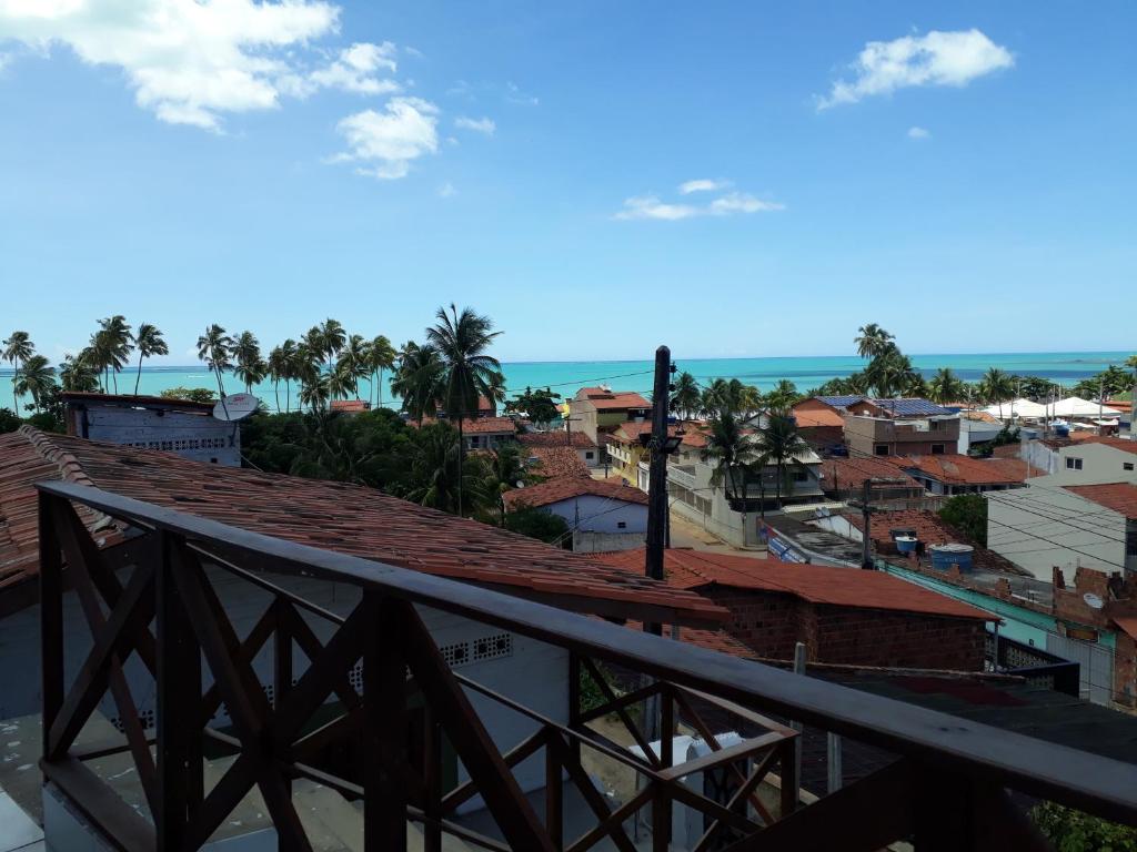 马拉戈日Maragogi Hostel的从建筑屋顶上可欣赏到城市美景