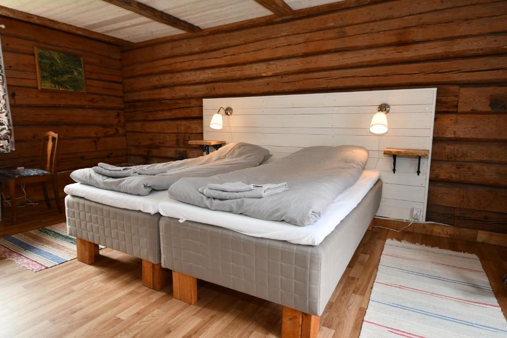 ForsKolarbogård的小木屋内带两张床的房间