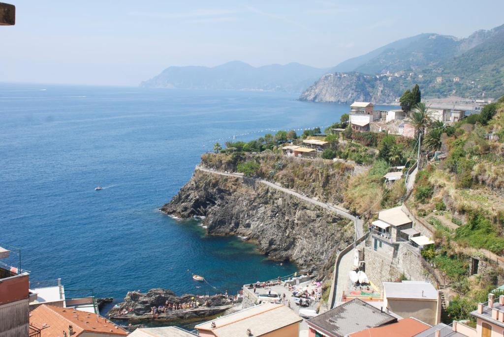 马纳罗拉Appartamenti Da Paulin的从悬崖上的城镇欣赏到海洋美景