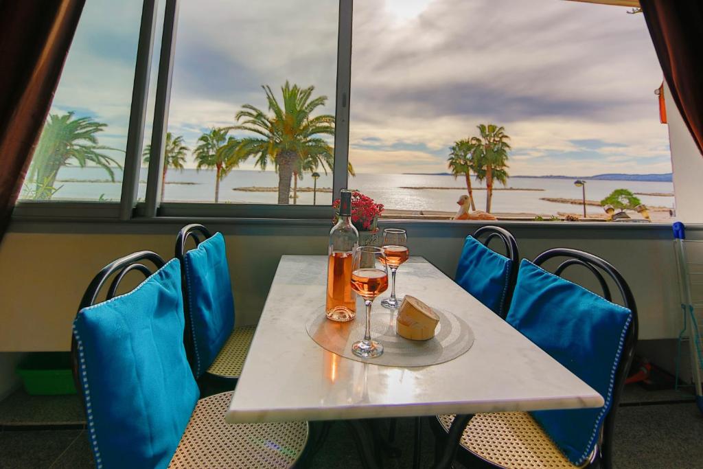 圣罗兰度瓦Sea view luxury apartment的一张桌子,上面放着两杯葡萄酒,还有一个窗口