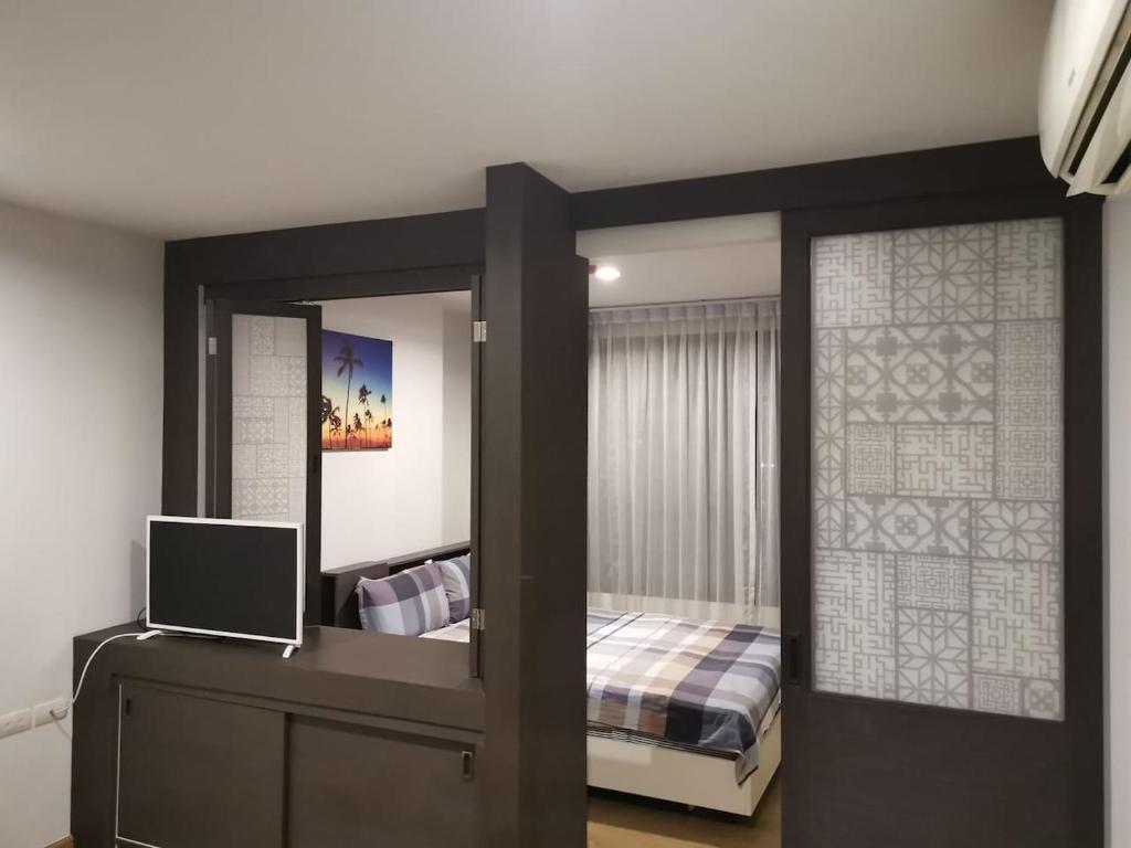 普吉镇4 Floor - Centrio Condominium in Phuket town的一间卧室配有一张床和镜子