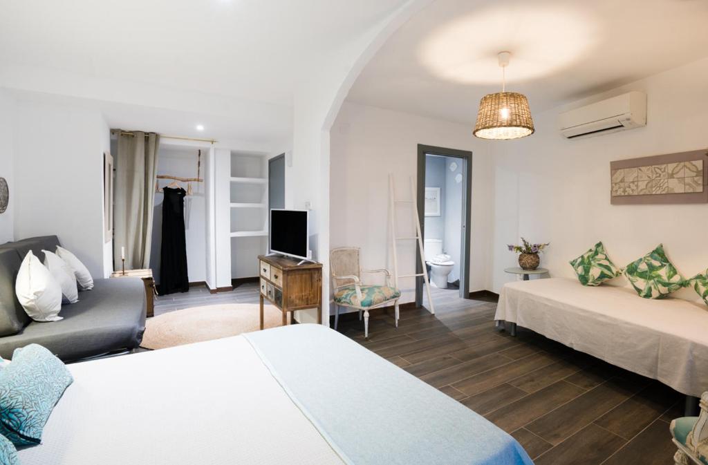 布拉内斯Hostal Sa Malica的酒店客房带两张床和一个客厅