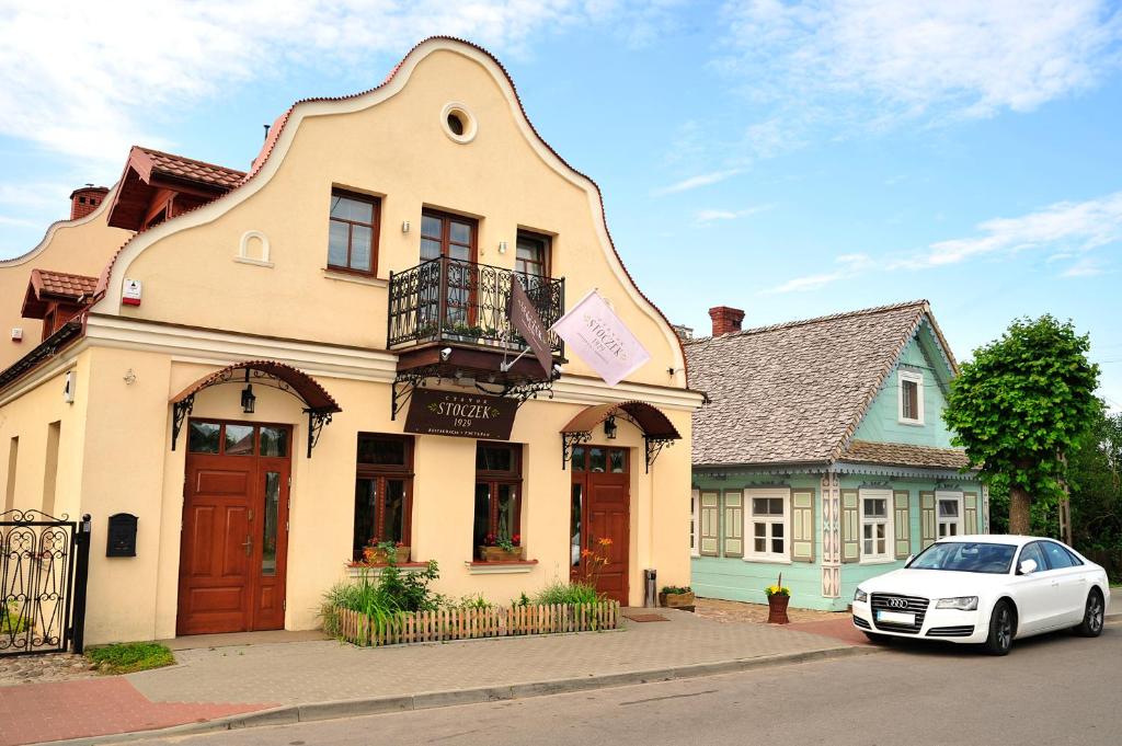 比亚沃维耶扎施多泽克1929旅馆的停在房子前面的白色汽车