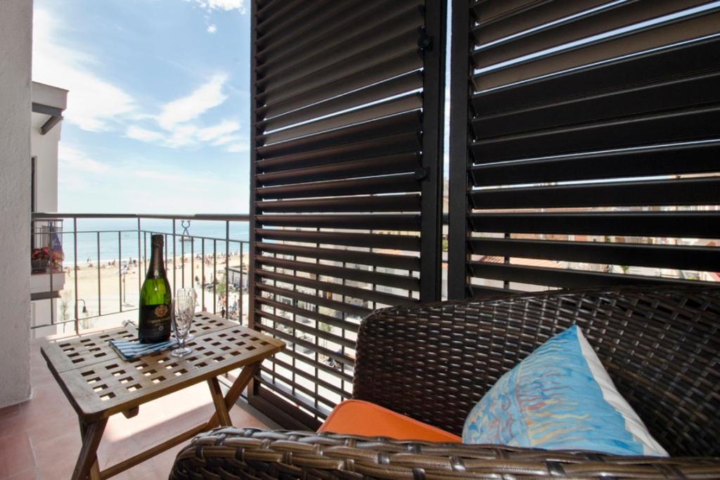 托里代巴拉Cal Xillo的阳台上的桌子上放一瓶葡萄酒