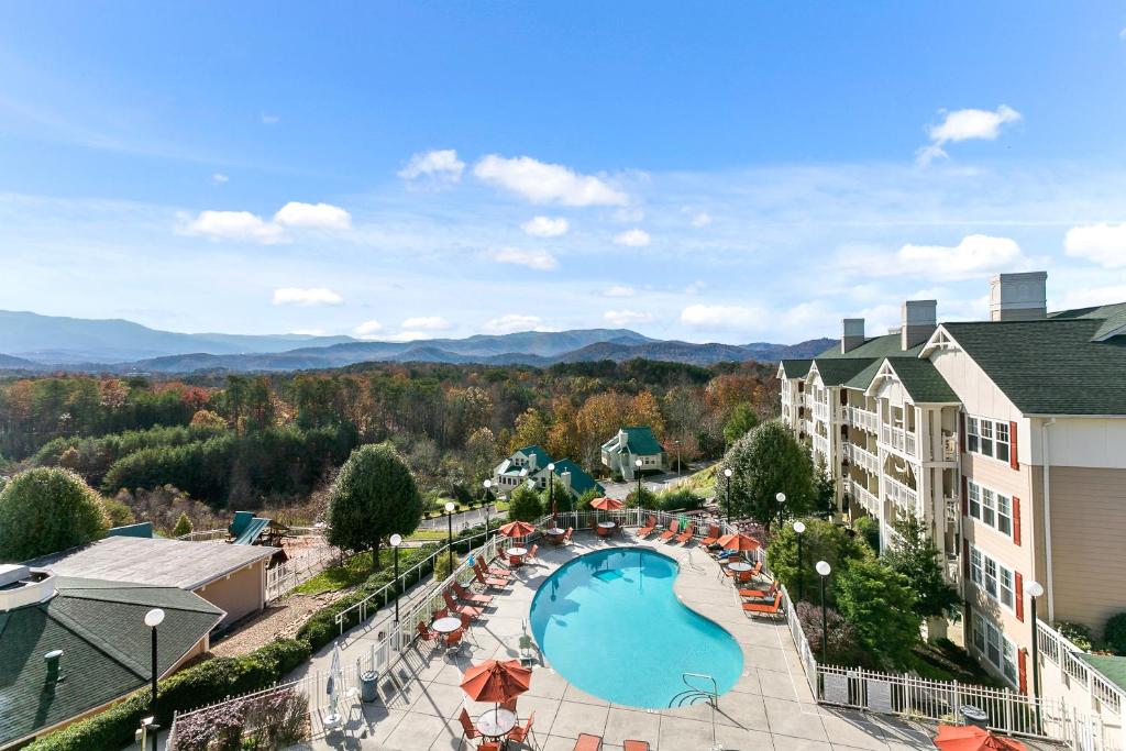鸽子谷Sunrise Ridge Resort的享有带游泳池的度假村的空中景致
