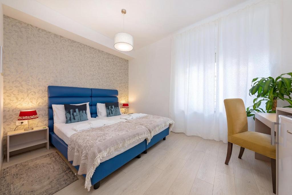 普拉S. Martino Rooms的一间卧室配有蓝色的床和椅子