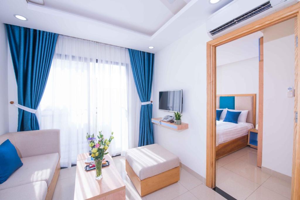 岘港Sincero Hotel & Apartment的酒店客房,配有床和镜子