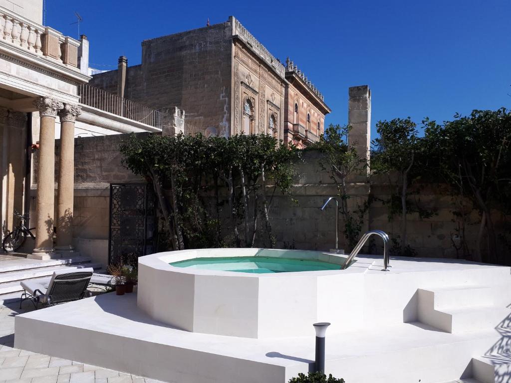 莱切Dimora Charleston Lecce parcheggio privato in loco gratis的大楼庭院内的热水浴池