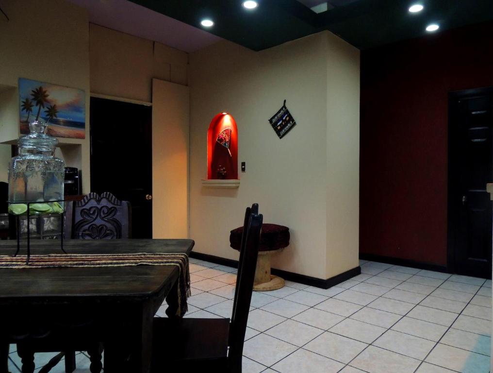 克萨尔特南戈Apartamento Central Xelajú的一间设有桌子和红色墙壁的餐厅