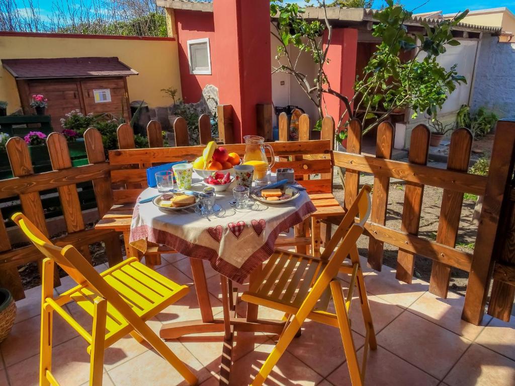 萨萨里I Due Ciuchini Sardinia的庭院里的桌椅