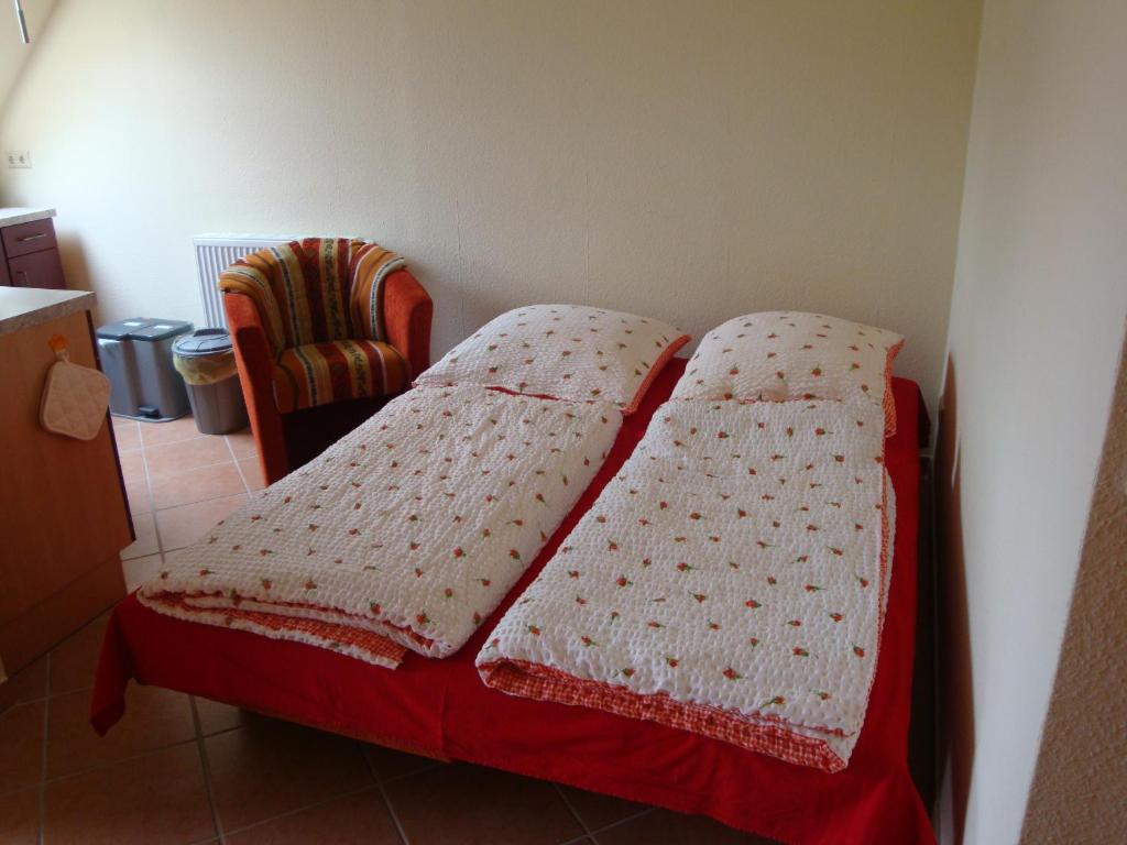 NiedergörsdorfUrlaubsscheune的一间卧室配有一张床,床上有条纹毯子