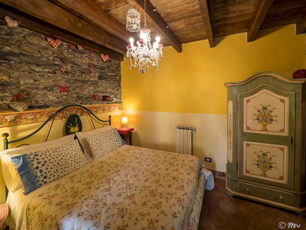 克里日亚艾弗塔卡梅瑞尔特拉兹酒店的一间卧室配有一张床和一个吊灯