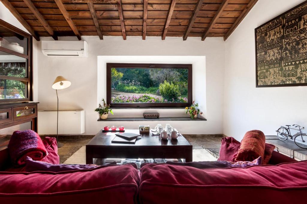 埃武拉Monte do Serrado De Baixo的客厅配有红色的沙发和桌子