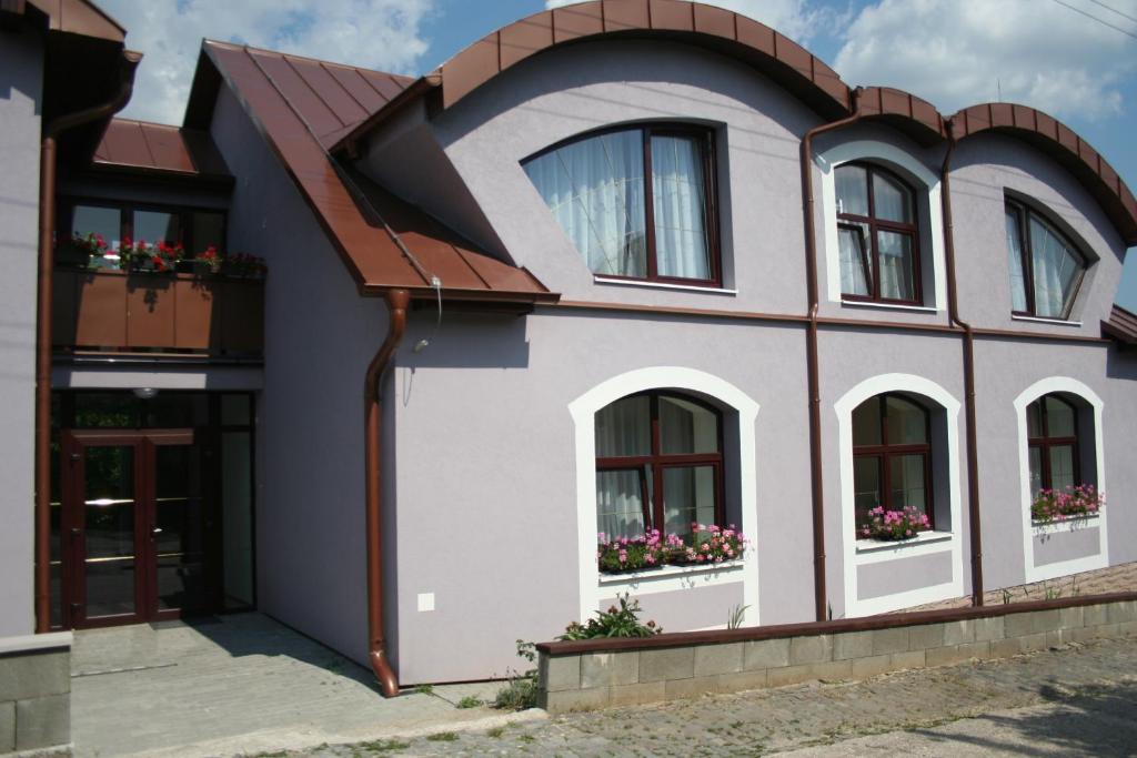 班斯卡 - 什佳夫尼察特瑞班索姆旅馆的红色屋顶的房子