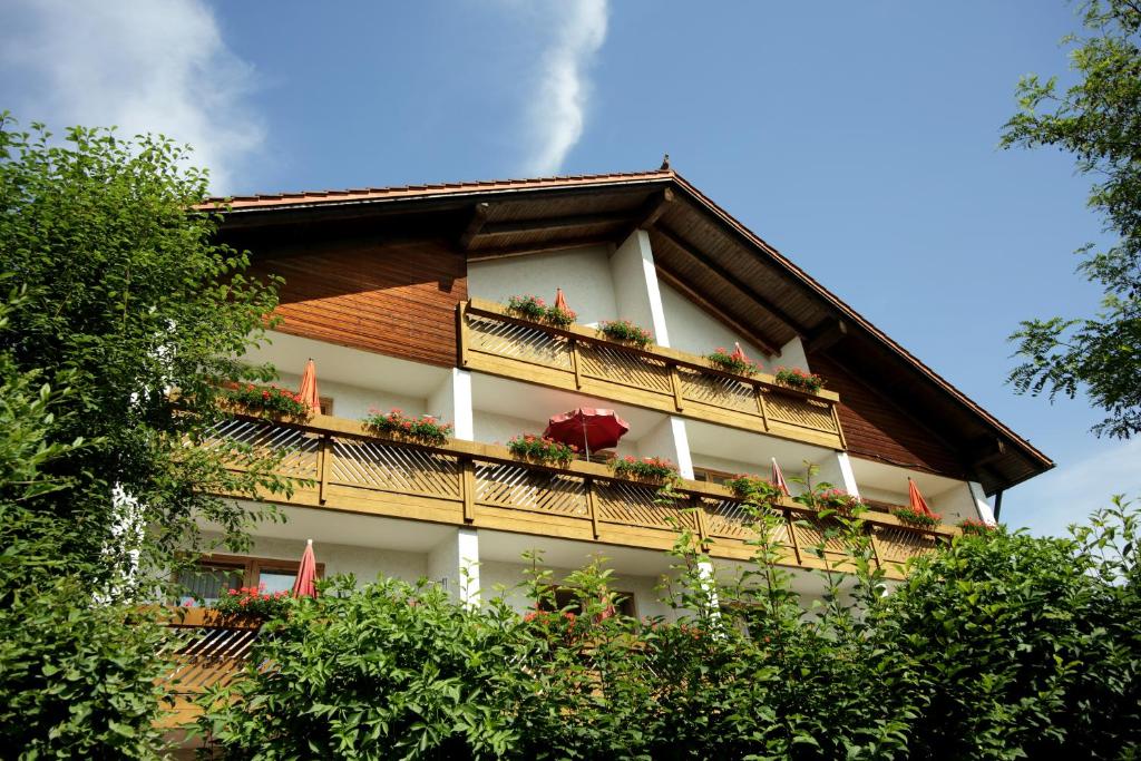 巴特法兴格Appartementhaus Albrecht的一座带鲜花阳台的建筑