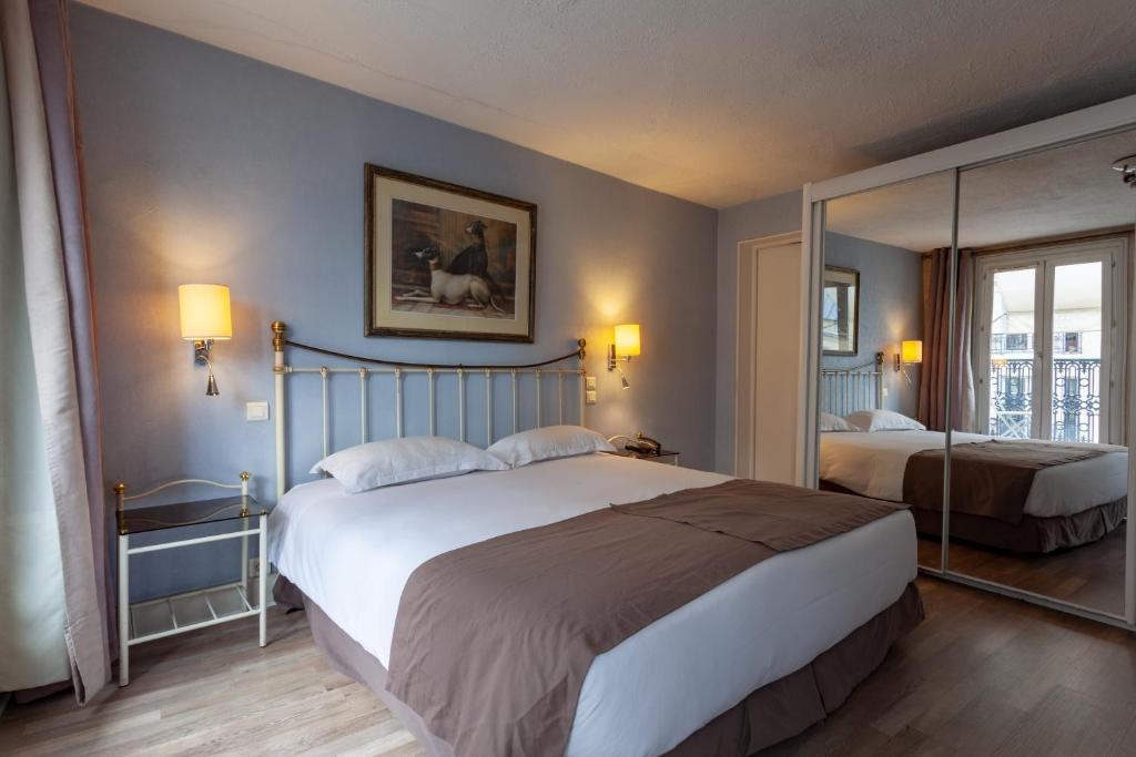 巴黎亚特兰蒂斯酒店的一间卧室配有两张床和镜子