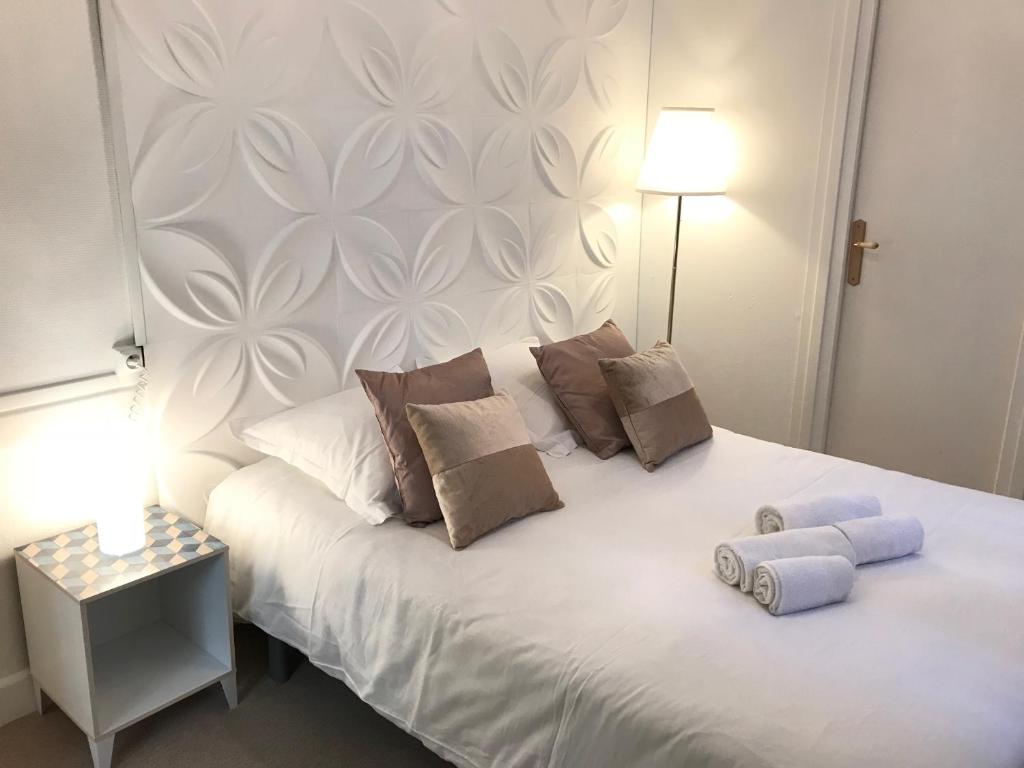 维希起源住宿酒店的卧室配有白色的床和两个枕头