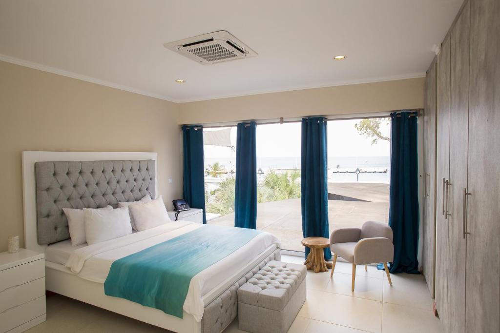 克拉伦代克Hotel Islander Bonaire的一间卧室配有一张床,享有海滩美景