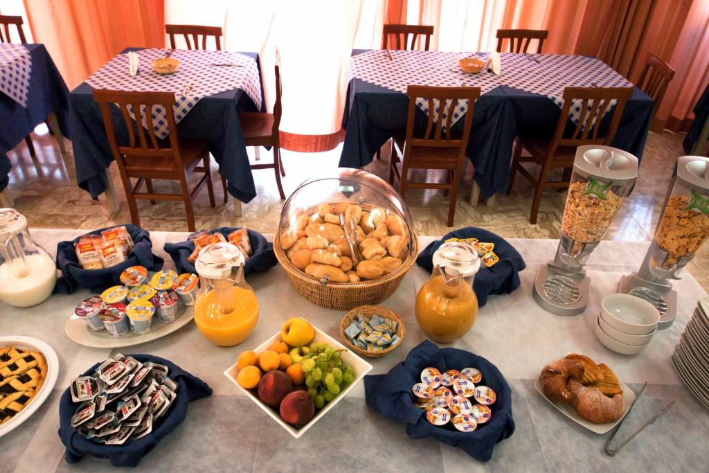 加利波利B & B Conchiglie的一张桌子上放着许多盘子的食物