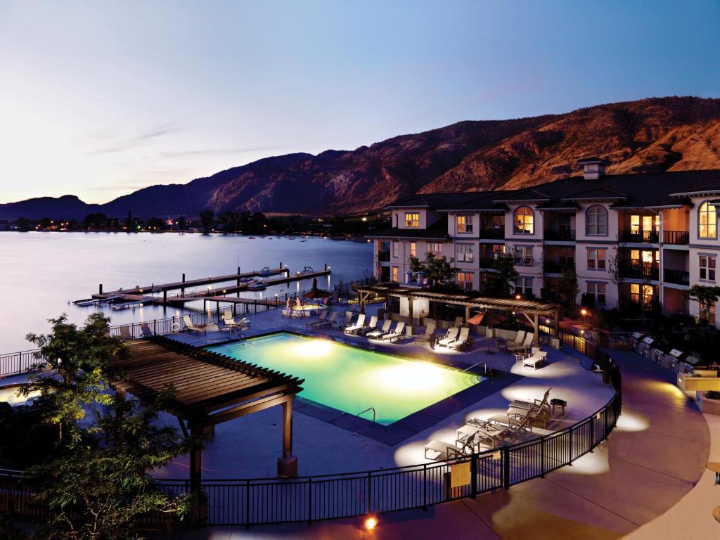 奥索尤斯核桃海滩度假酒店的水边设有大型游泳池的酒店