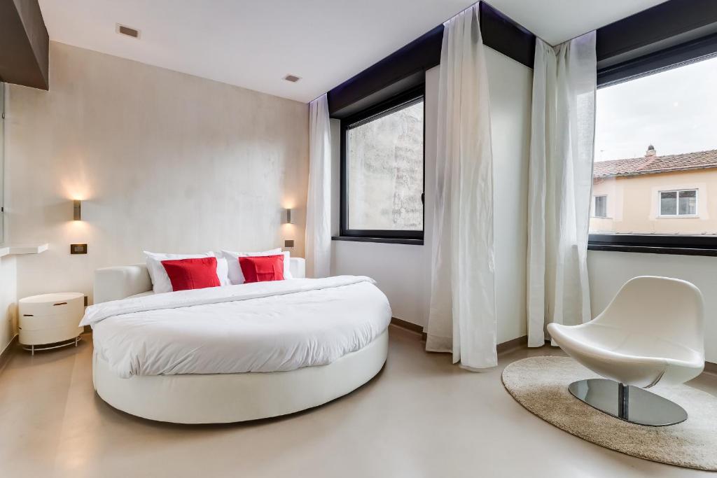 罗马EMERALD Luxury Suite Apartment的卧室配有带红色枕头的大型白色床