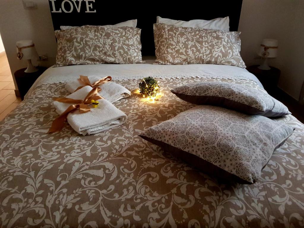 萨莱诺La casetta di Jasmine的一张带圣诞装饰和蜡烛的床