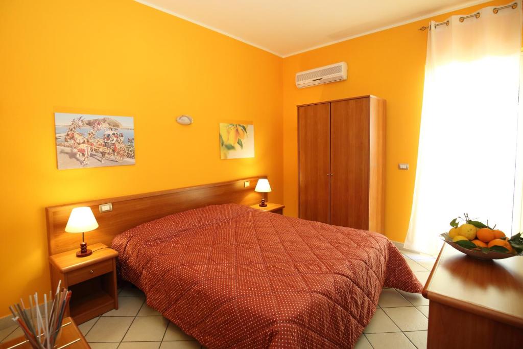 萨沃卡Valle D'Agrò的一间卧室配有一张红色床罩的床
