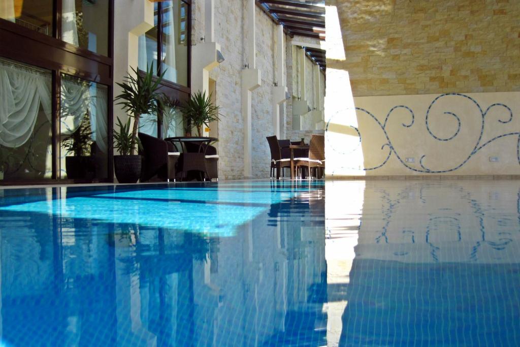 可罗日采法科尔酒店的一座带桌椅的游泳池