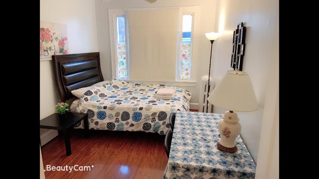 巴尔的摩GORGEOUS HOUSE NEXT JHU的一间卧室配有一张床和一张带台灯的桌子