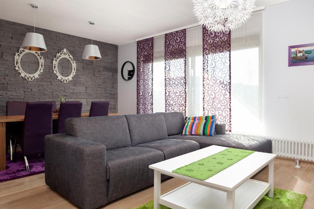 萨格勒布LunaRo的客厅配有沙发和桌子