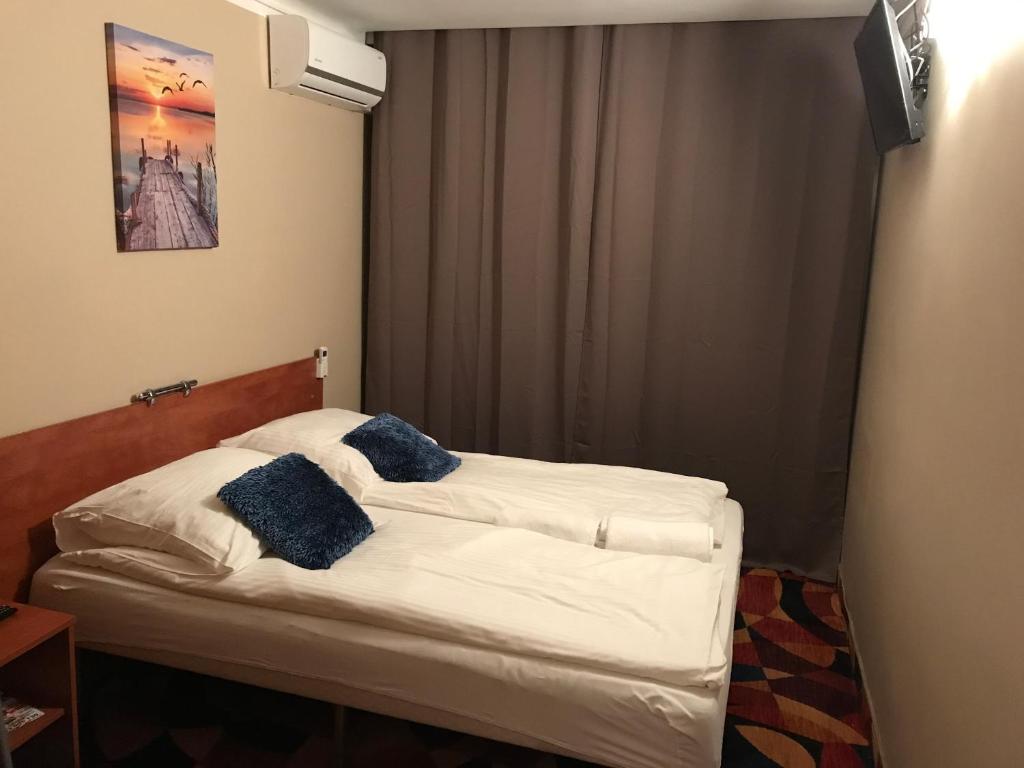 奥克宁卡okuninkapokoje的一张小床,上面有两个蓝色的枕头