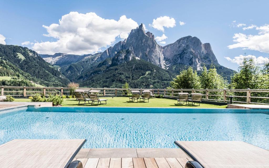 卡斯特尔罗托Sonus Alpis - Adults Only的山景游泳池