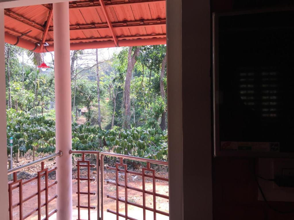 维特利Marsim Holiday Resort的窗户享有花园的景致。