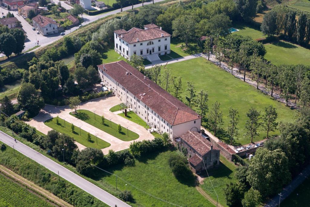 洛尼戈La Barchessa di Villa Pisani的享有大建筑的空中景致,设有庭院