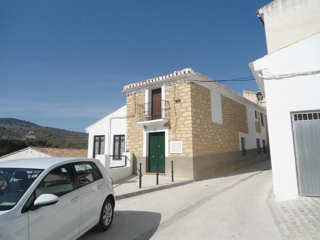 蒙特弗里奥Casa de Los Albas, 6p的停在大楼前的白色汽车