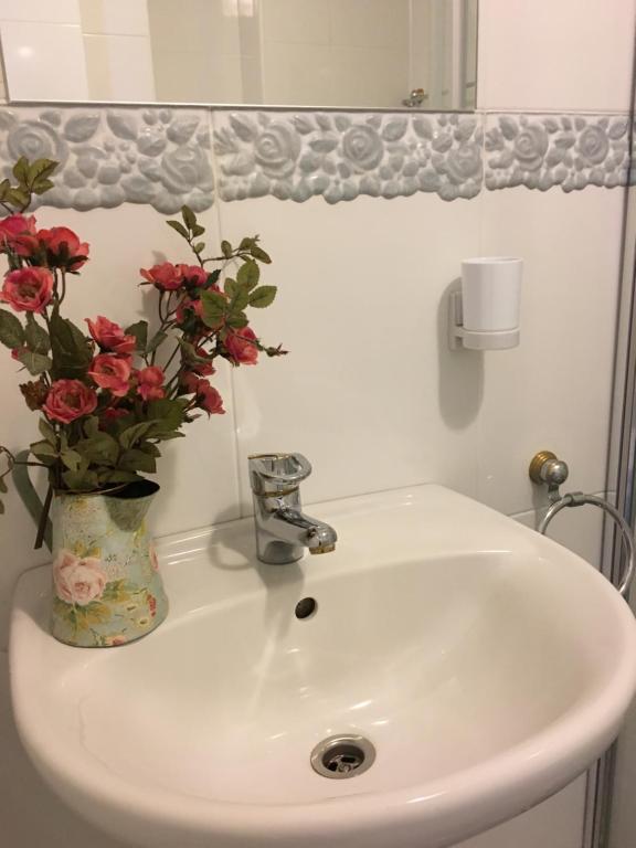 耶德库安特库仁纳斯酒店的浴室水槽上放着花瓶