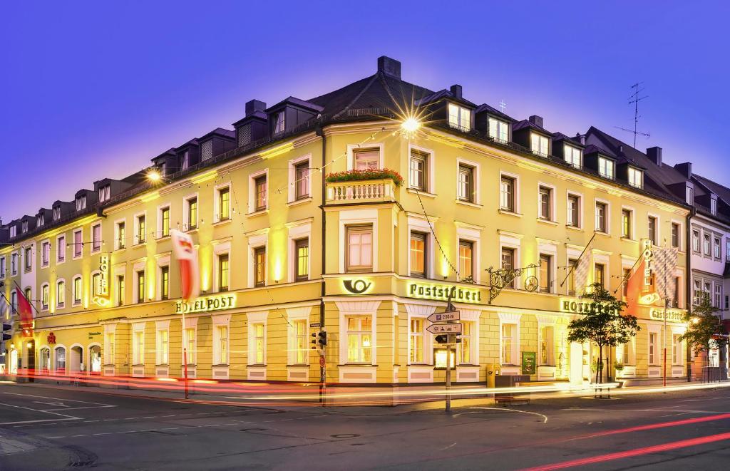 菲尔斯滕费尔德布鲁克祖尔帕斯特罗曼蒂克酒店的街道边的黄色大建筑