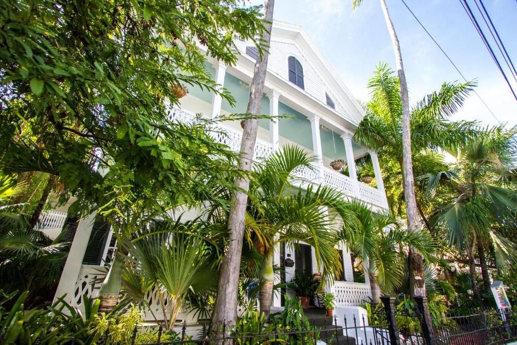 基韦斯特老镇庄园酒店的一座棕榈树掩映的白色房子