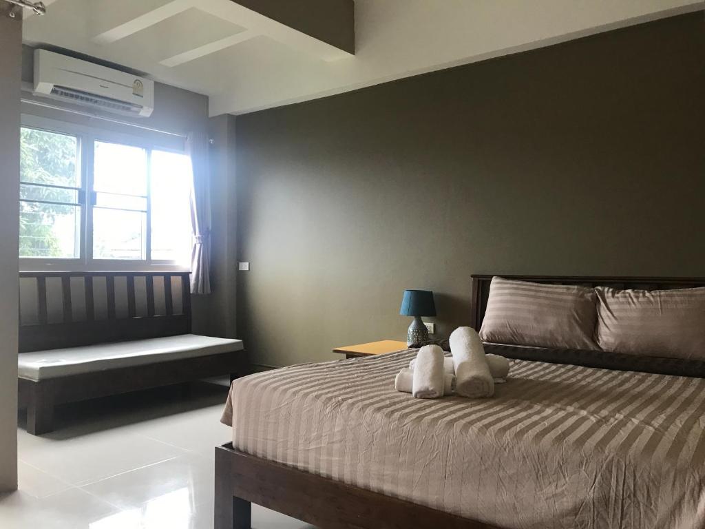 柴老海滩Baan Ton Chan的一间卧室,配有一张带两个泰迪熊的床