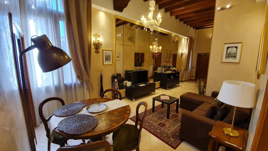 威尼斯卡布莱赫拉公寓的客厅配有桌子和沙发