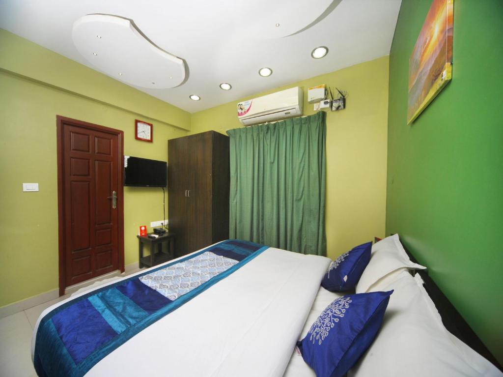 钦奈Max Classic Serviced Apartment的一间卧室配有一张蓝色和绿色的墙壁。