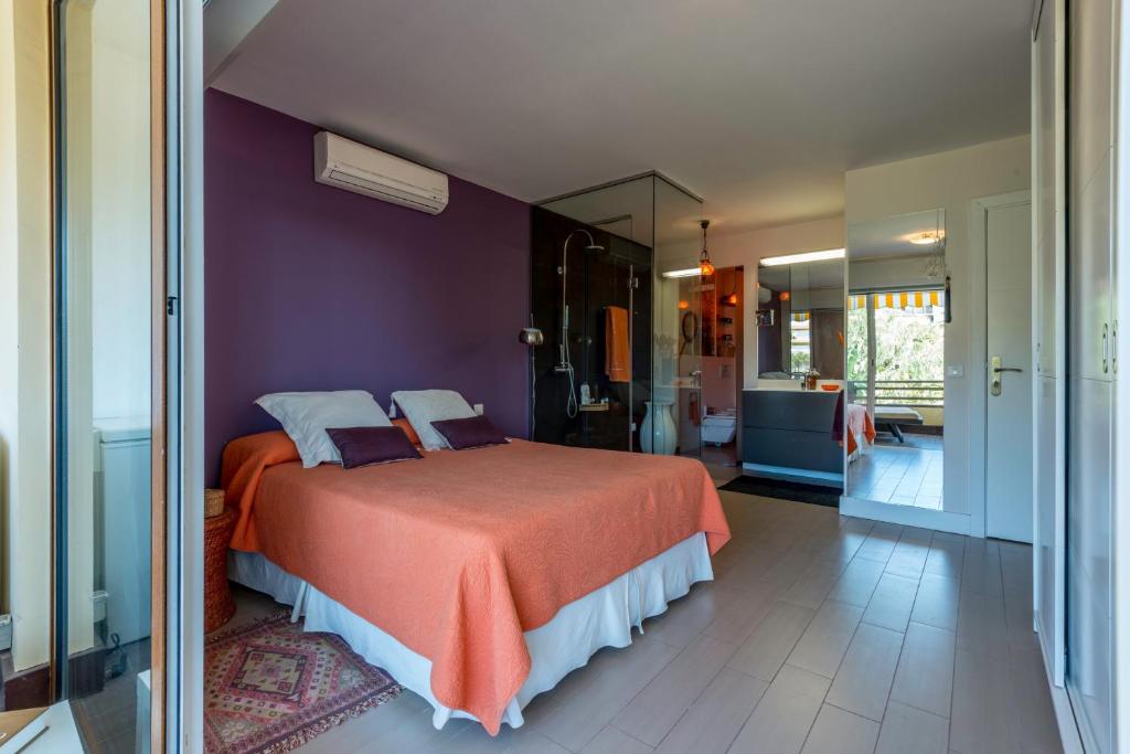 圣阿古斯丁Acebuches 30的一间卧室配有一张带橙色毯子的床