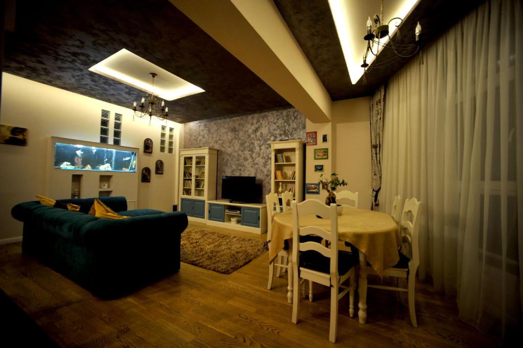 布拉索夫Classic Apartment的客厅配有桌子和沙发