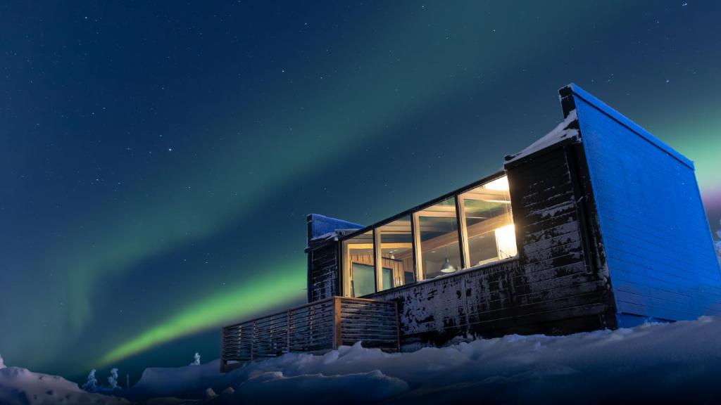 萨利色尔卡Top Star Saariselkä - Arctic Glass Cubes的天空中光辉灿烂的建筑