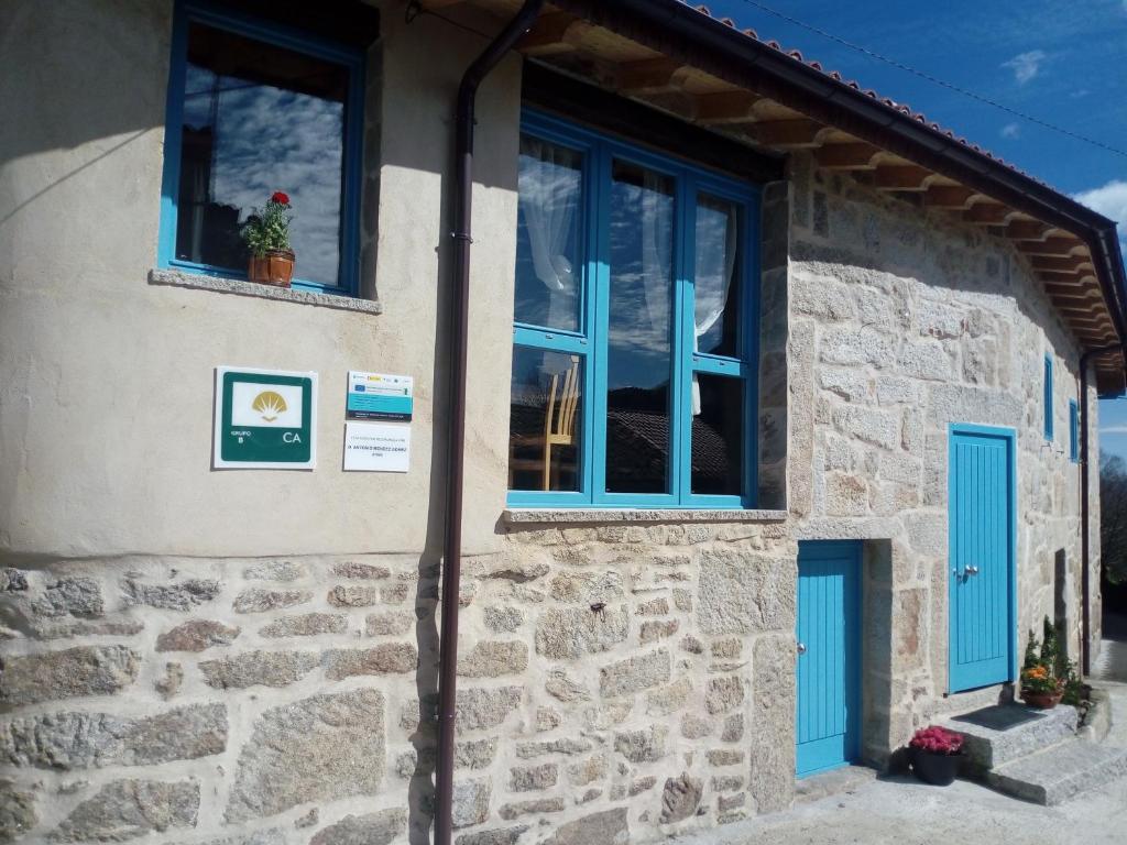 帕拉达德西尔Casa Antoni@的蓝色门窗的石头房子
