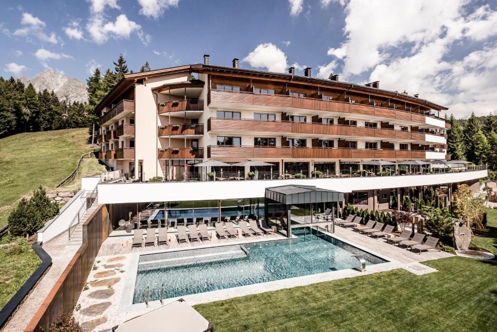 阿维兰奥约瑟夫山庄度假酒店的一座带游泳池和度假村的酒店