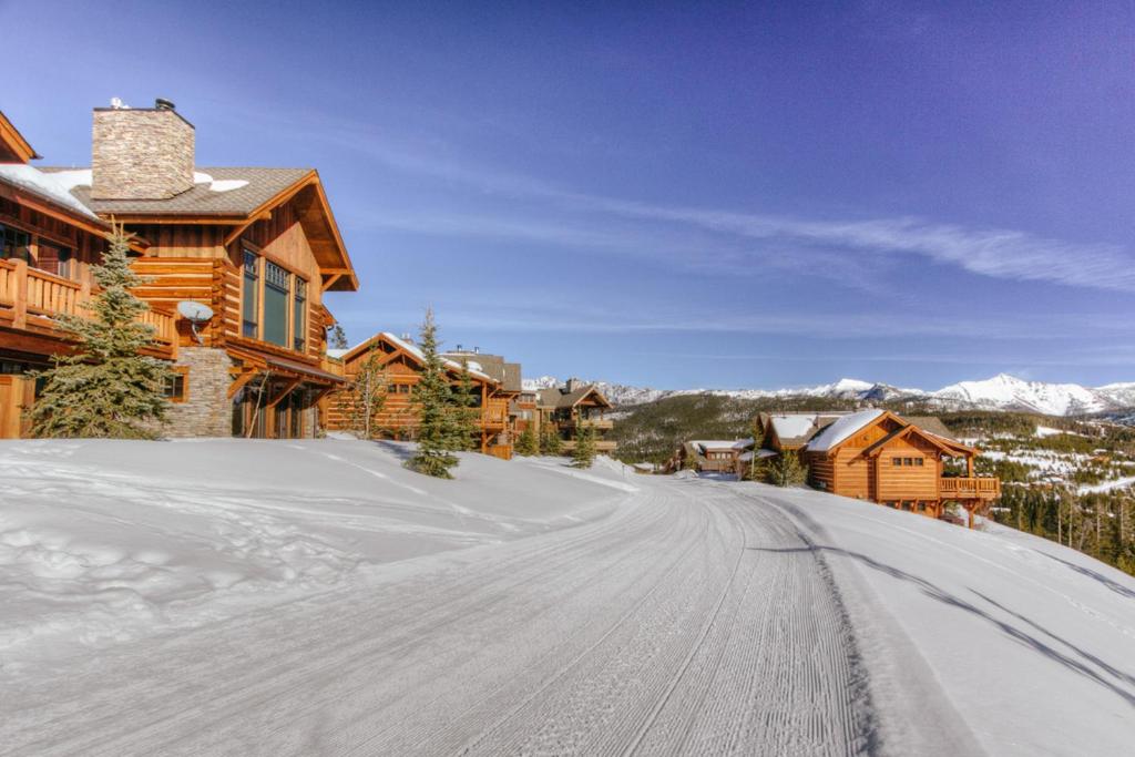 大天山村Montana Mountain View Luxury Suite的小屋前有雪覆盖的道路