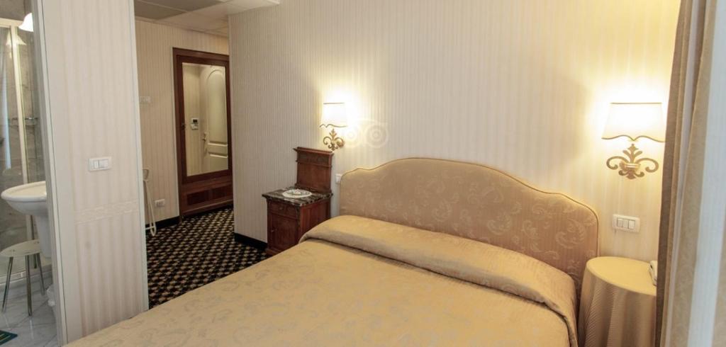 马格拉卡诺娃酒店的一间酒店客房 - 带一张床和一间浴室