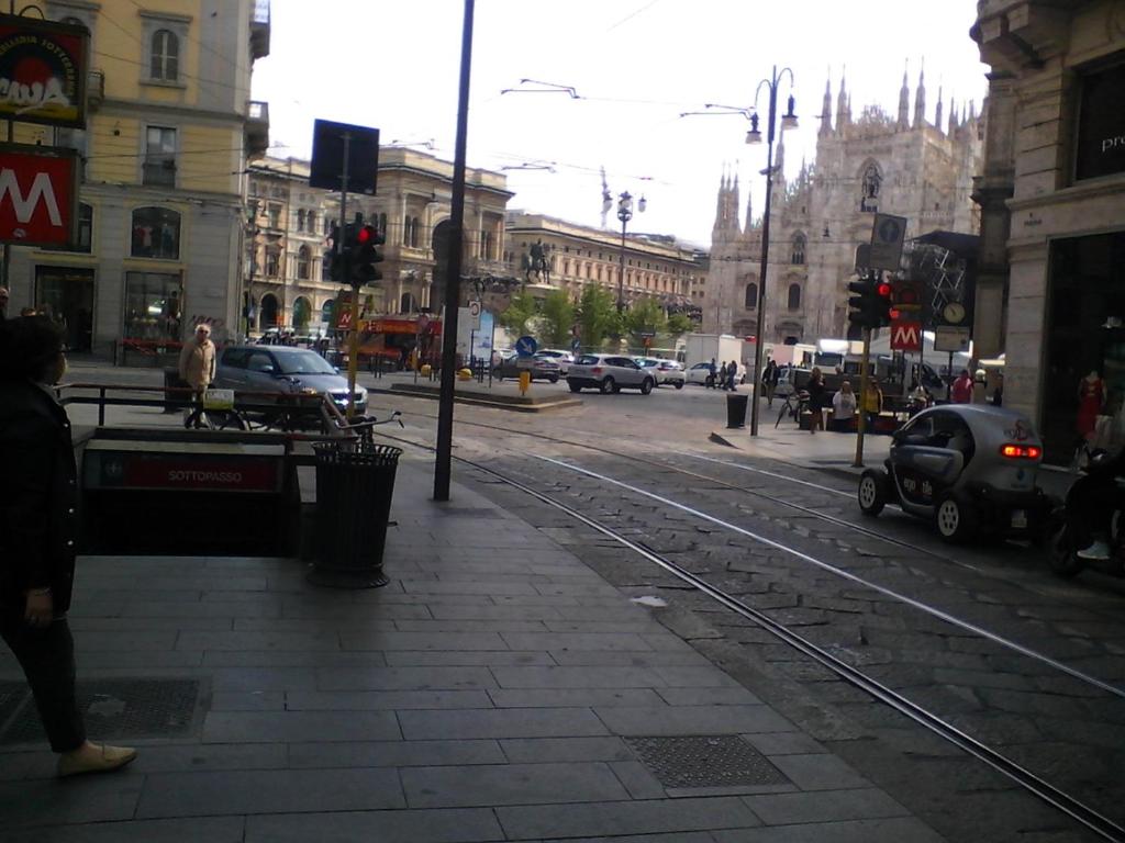 米兰Flat in Milan 1的站在城市街道上的人,有交通灯