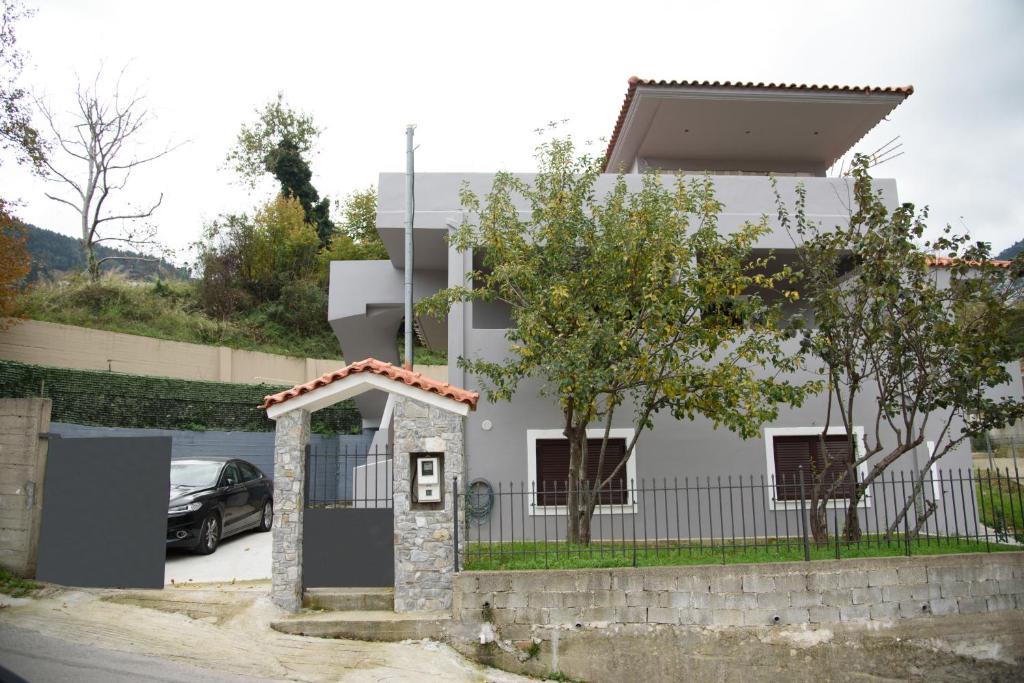 StróponesHouse Evia的前面有门的白色房子